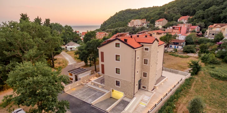 Luxusní apartmány v Petrovaci: venkovní bazén, skvělá poloha kousek od pláže