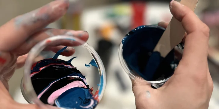 Zážitkové malování obrazů pro 1 i 2 osoby: metoda fluid art, epoxidová pryskyřice i alkoholové inkousty