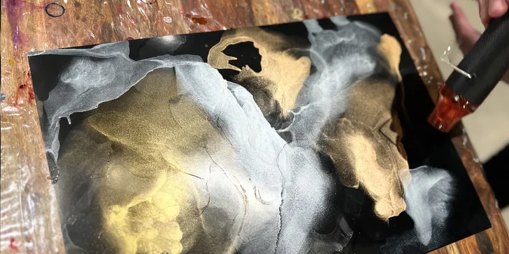 Zážitkové malování obrazů pro 1 i 2 osoby: metoda fluid art, epoxidová pryskyřice i alkoholové inkousty