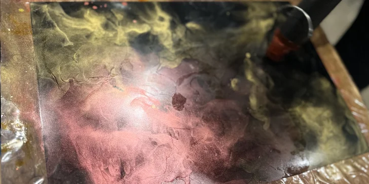 Zážitkové malování obrazů pro 1 i 2 osoby: metoda fluid art, epoxidová pryskyřice i alkoholové inkousty