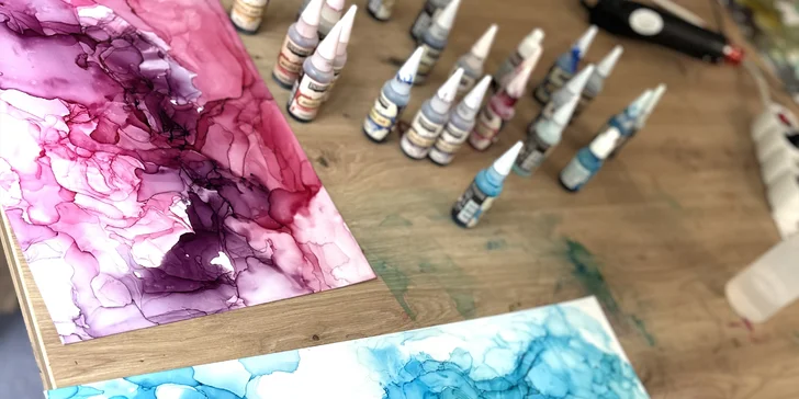 Zážitkové malování obrazů pro 1 i 2 osoby: metoda fluid art, epoxidová pryskyřice i alkoholové inkousty