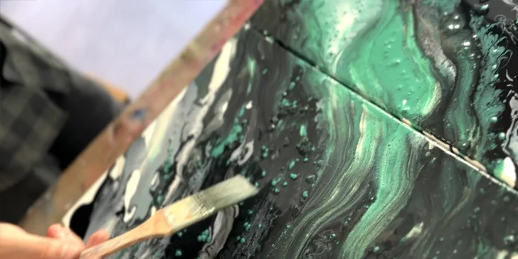 Zážitkové malování obrazů pro 1 i 2 osoby: metoda fluid art, epoxidová pryskyřice i alkoholové inkousty