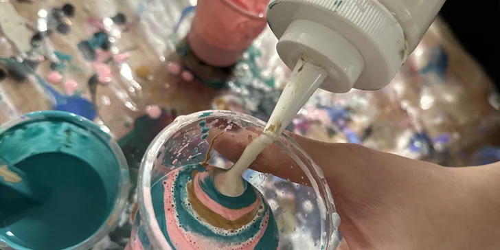 Zážitkové malování obrazů pro 1 i 2 osoby: metoda fluid art, epoxidová pryskyřice i alkoholové inkousty