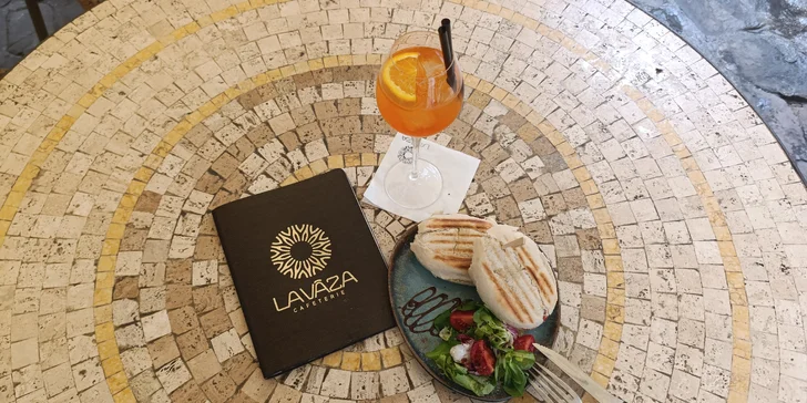 Večerní drink v kavárně v centru Brna: aperol nebo gin&tonic i slané panini