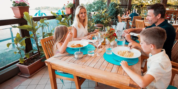 Rodinný resort u Jadranu: bez stravy nebo až plná penze, bazén a písečná pláž