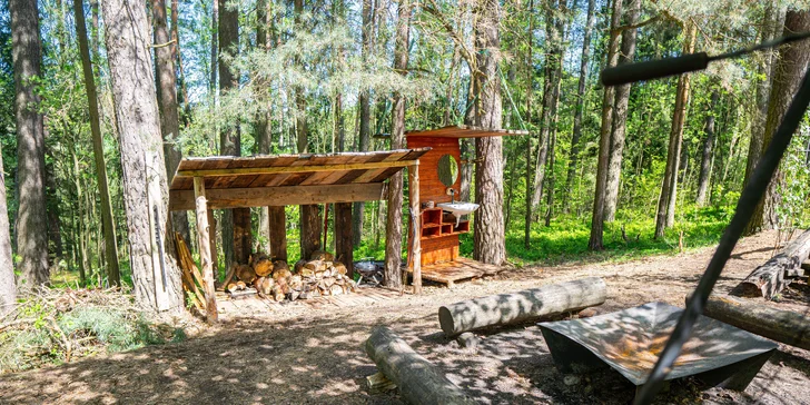 Toaleta je řešena samostatnou kadibudkou. Omýt se můžete ve venkovní solární sprše. 