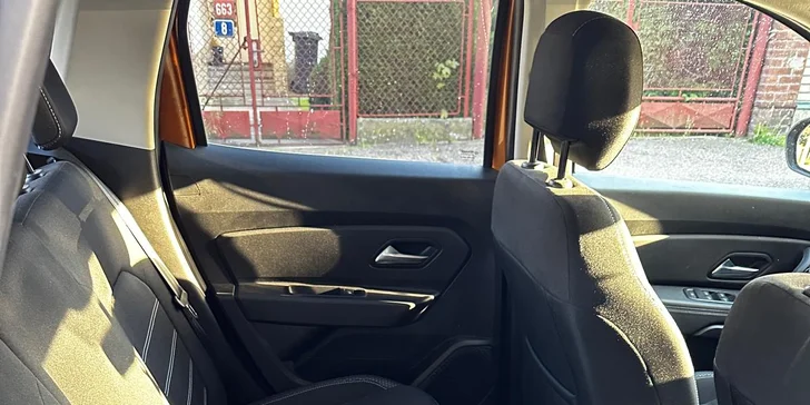 Důkladné čištění interiéru auta suchou nebo mokrou cestou