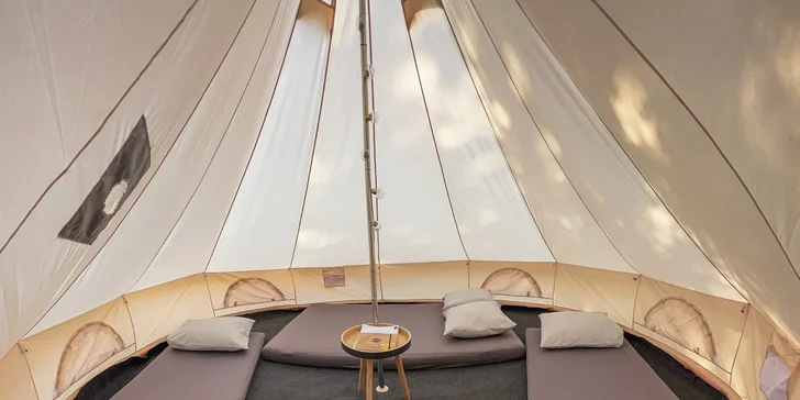 Glamping na Příbramsku, blízko CHKO Brdy: stan na klidné zahradě u rybníka