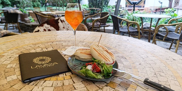Večerní drink v kavárně v centru Brna: aperol nebo gin&tonic i slané panini