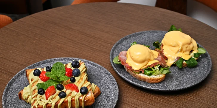 Snídaně přímo u Karlova mostu: vejce Benedikt, french toast, nápoj i mimosa pro 2 osoby