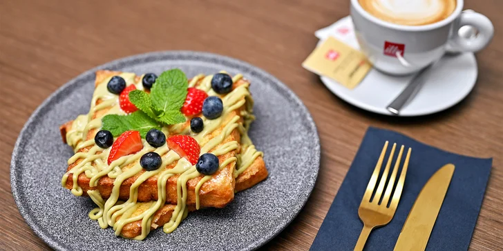 Snídaně přímo u Karlova mostu: vejce Benedikt, french toast, nápoj i mimosa pro 2 osoby