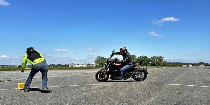 Celodenní kurz bezpečné jízdy na motorce na letišti v Hradci Králové