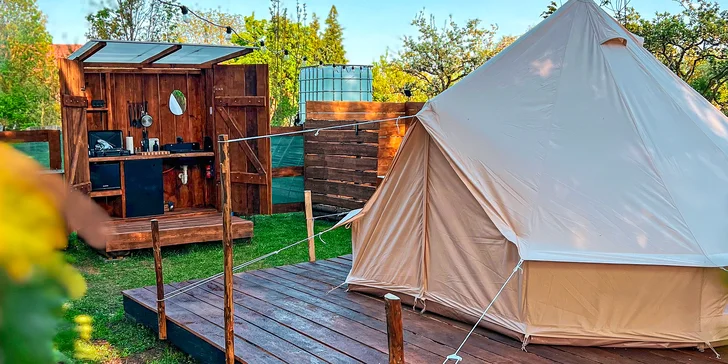 Glamping na Příbramsku, blízko CHKO Brdy: stan na klidné zahradě u rybníka