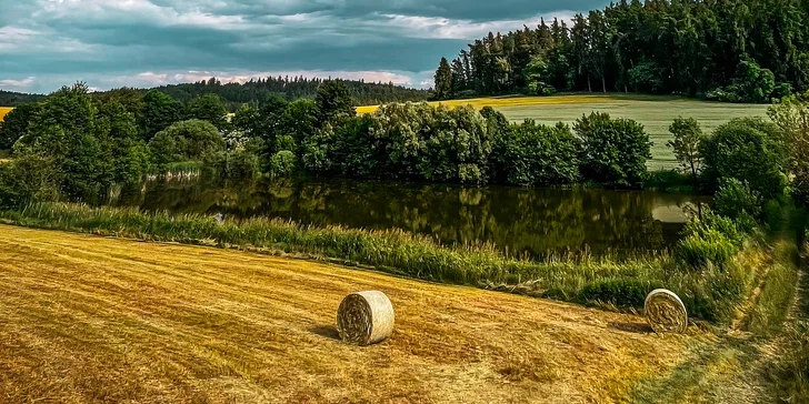 Glamping na Příbramsku, blízko CHKO Brdy: stan na klidné zahradě u rybníka