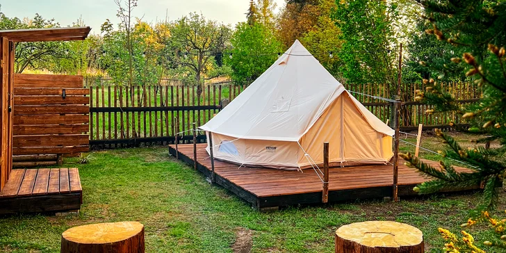 Glamping na Příbramsku, blízko CHKO Brdy: stan na klidné zahradě u rybníka
