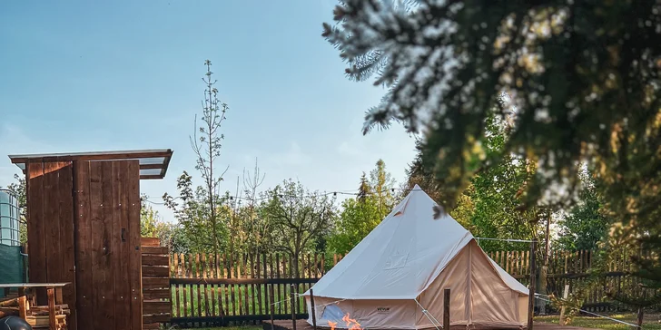 Glamping na Příbramsku, blízko CHKO Brdy: stan na klidné zahradě u rybníka