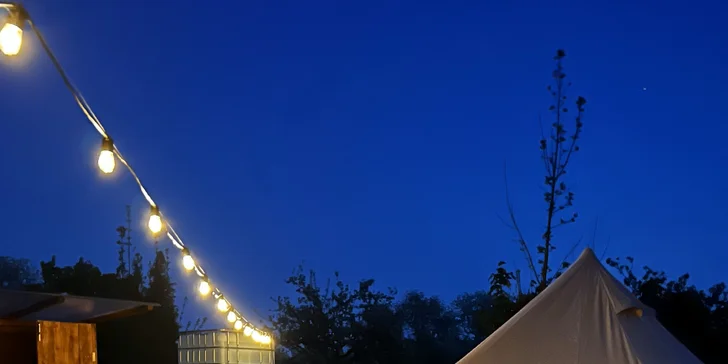 Glamping na Příbramsku, blízko CHKO Brdy: stan na klidné zahradě u rybníka