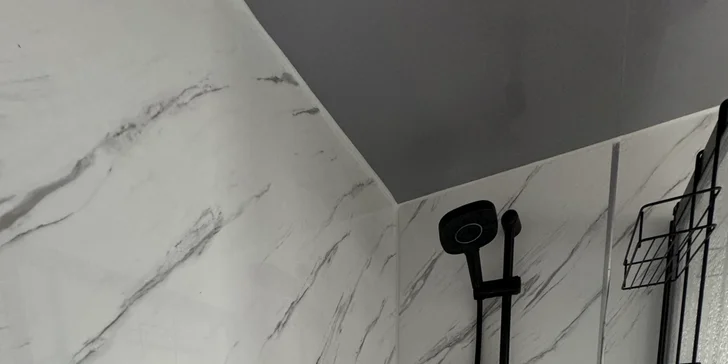 Krásně vybavená chatka se saunou, koupacím sudem i kuchyňkou a koupelnou na Chrudimsku