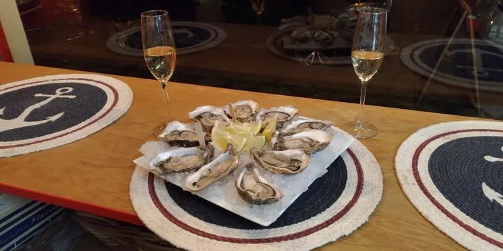 Delikatesa z Normandie: ústřice s limetkou či citronem a sklenka prosecca