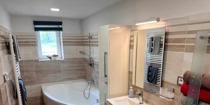 Podhůří Orlických hor: chata z 20. let, venkovní vířivka, gril i kamna na dřevo