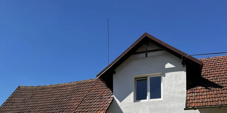 Podhůří Orlických hor: chata z 20. let, venkovní vířivka, gril i kamna na dřevo