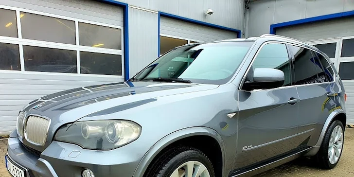 V rámci přepravy si personál auto vyzvedne u vás doma a zase vám ho přiveze.