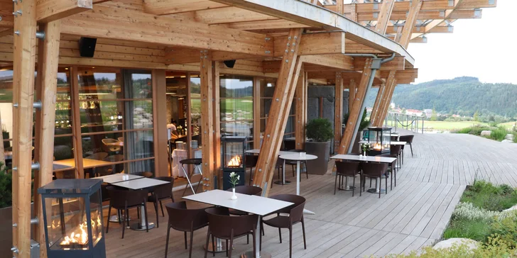 Pobyt v luxusním Panorama Golf Resortu v Posázaví se snídaní i neomezeným vstupem do wellness