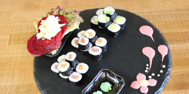 Set 24, 34 nebo 40 kusů pestrého sushi s rybami, krabem i avokádem