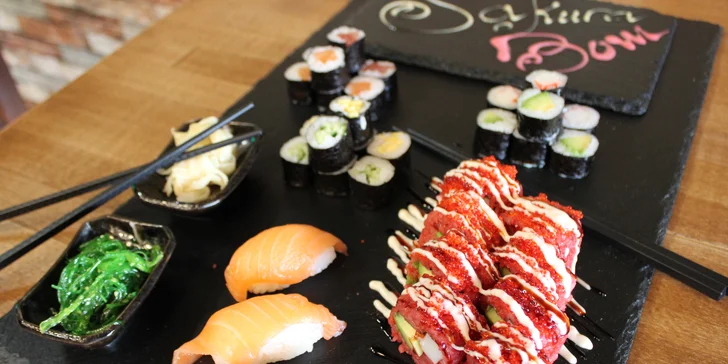 Set 24, 34 nebo 40 kusů pestrého sushi s rybami, krabem i avokádem