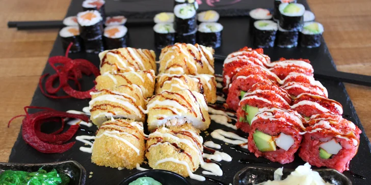 Set 24, 34 nebo 40 kusů pestrého sushi s rybami, krabem i avokádem