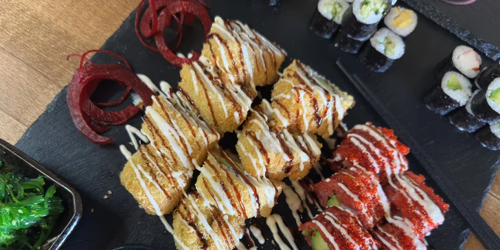 Set 24, 34 nebo 40 kusů pestrého sushi s rybami, krabem i avokádem