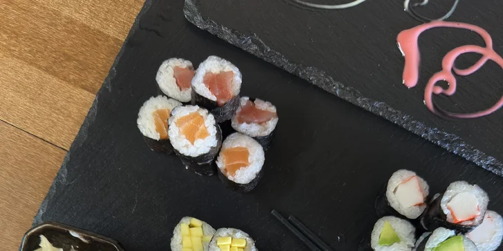 Set 24, 34 nebo 40 kusů pestrého sushi s rybami, krabem i avokádem