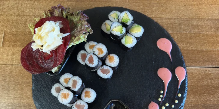 Set 24, 34 nebo 40 kusů pestrého sushi s rybami, krabem i avokádem