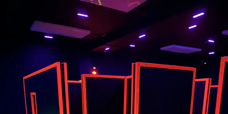 Adrenalin a zábava až pro 8 hráčů: laser game v pardubické aréně vč. nápojů a popcornu