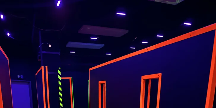 Adrenalin a zábava až pro 8 hráčů: laser game v pardubické aréně vč. nápojů a popcornu