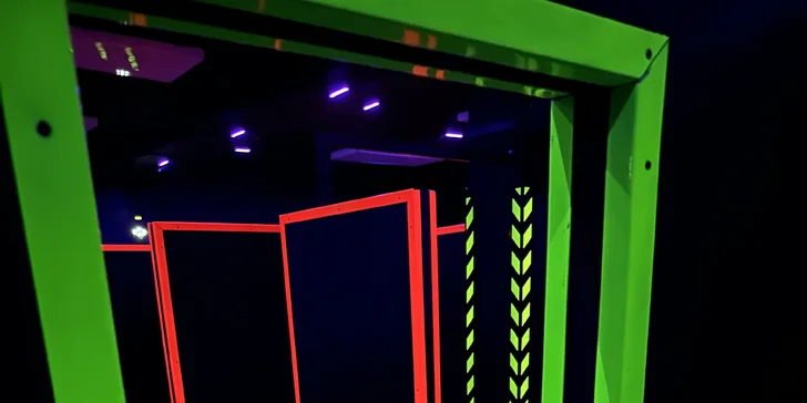 Adrenalin a zábava až pro 8 hráčů: laser game v pardubické aréně vč. nápojů a popcornu