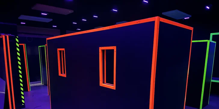 Adrenalin a zábava až pro 8 hráčů: laser game v pardubické aréně vč. nápojů a popcornu