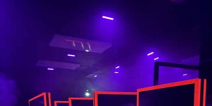 Adrenalin a zábava až pro 8 hráčů: laser game v pardubické aréně vč. nápojů a popcornu