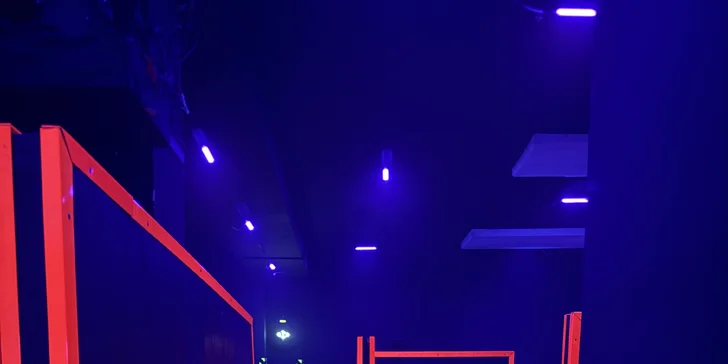 Adrenalin a zábava až pro 8 hráčů: laser game v pardubické aréně vč. nápojů a popcornu
