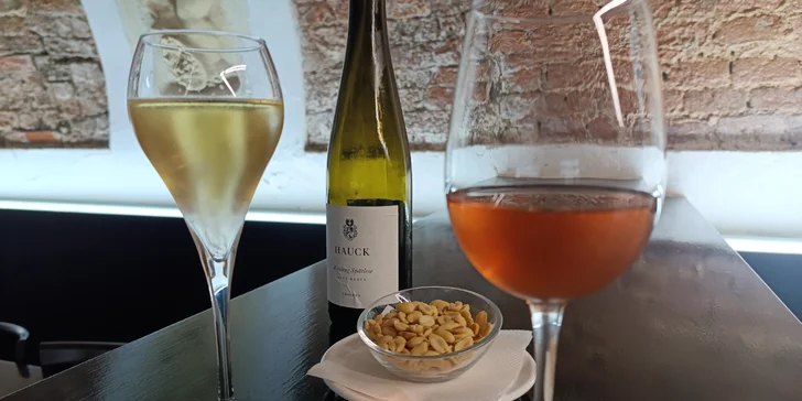 2-4 sklenky vína či prosecca s miskou arašídů pro 1 nebo 2 osoby