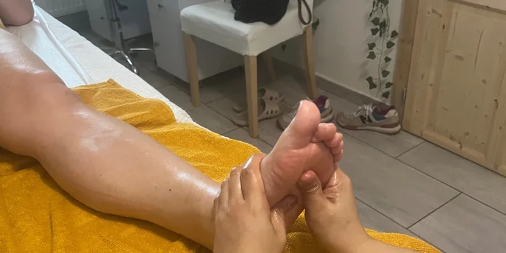 Až 60minutová masáž dle výběru: záda a šíje či chodidla a nohy