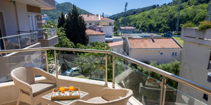 Dovolená v Černé Hoře: apartmány s venkovním bazénem 200 m od pláže