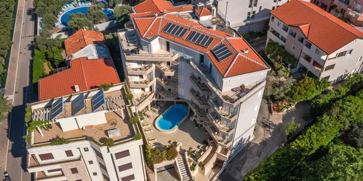 Dovolená v Černé Hoře: apartmány s venkovním bazénem 200 m od pláže