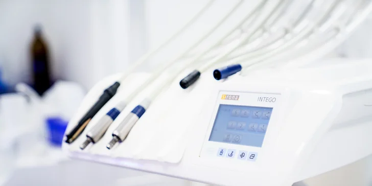 Postarejte se o zuby: dentální hygiena včetně pískování Air-flow