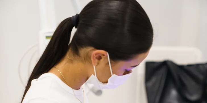 Ordinační bělení zubů LED lampou Philips Zoom s možností dentální hygieny