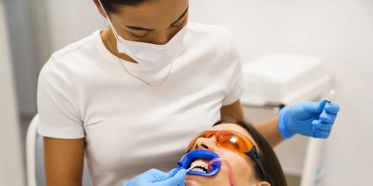Ordinační bělení zubů LED lampou Philips Zoom s možností dentální hygieny