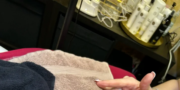 Kosmetické ošetření: diagnostika pleti, ultrazvuková špachtle i maska s fotonovou lampou