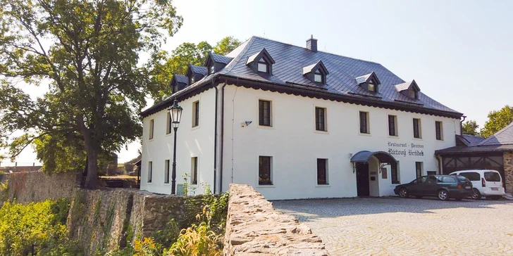 Ubytování se snídaní na hradě Krupka: pokoje až pro 4 osoby, vstupy do památek i na lanovku