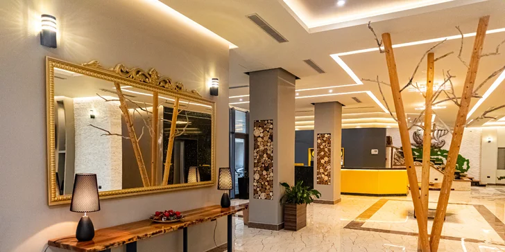 Pohoda v Albánii přímo u moře: 4* hotel s venkovním bazénem, snídaně či polopenze