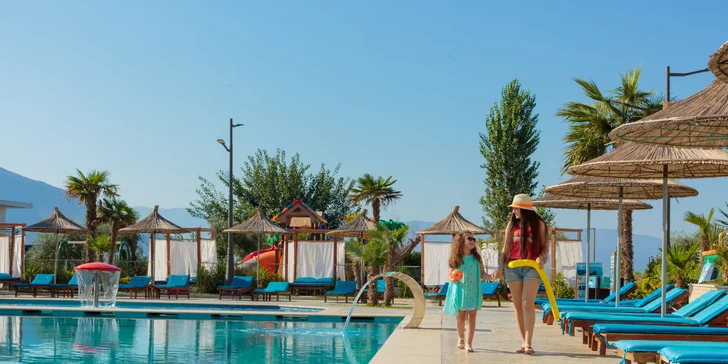 Pohoda v Albánii přímo u moře: 4* hotel s venkovním bazénem, snídaně či polopenze